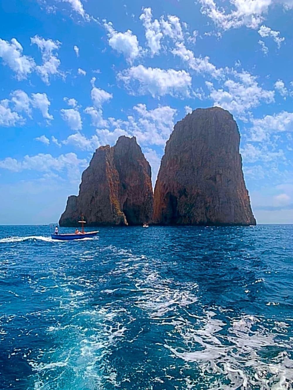 Un día alrededor de Positano: Disfrute de 7 horas de descubrimiento en lancha motora.