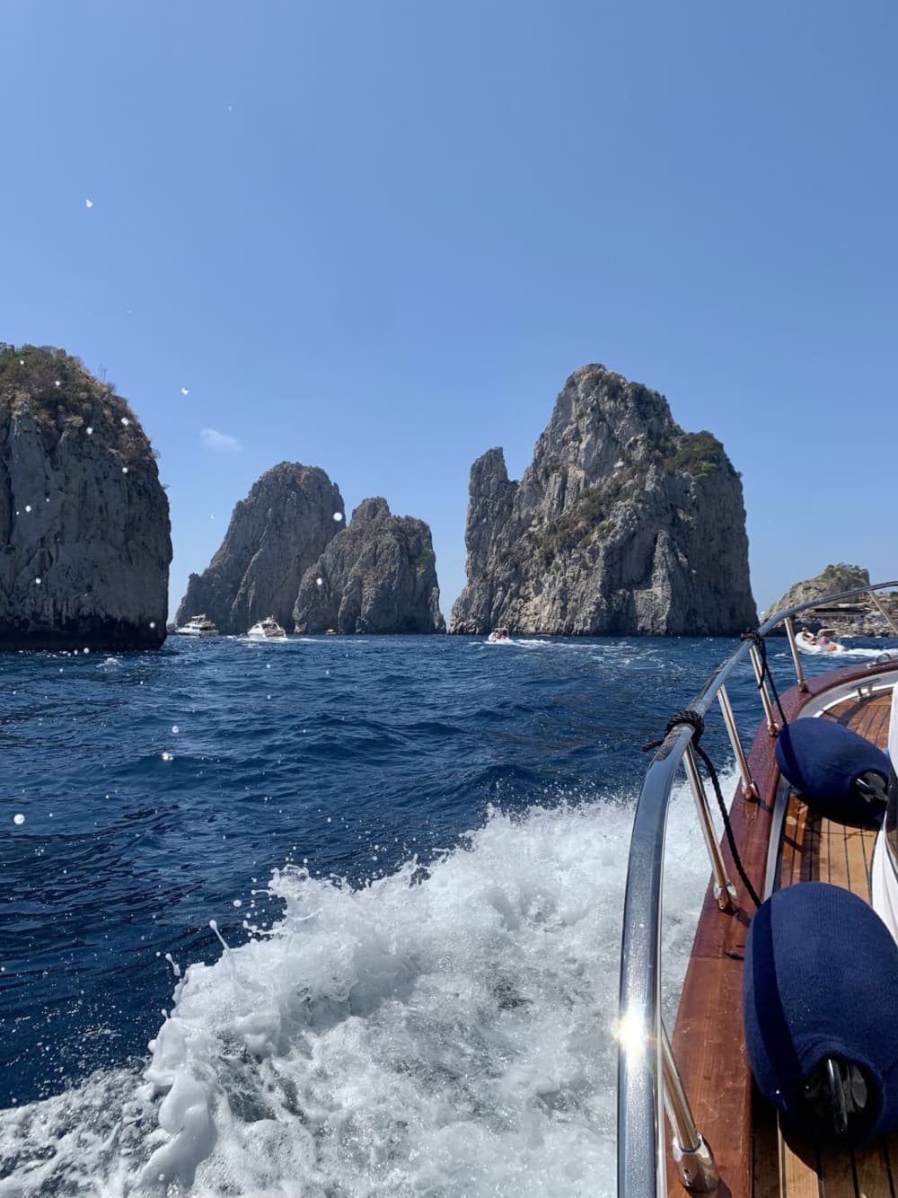 Un día alrededor de Positano: Disfrute de 7 horas de descubrimiento en lancha motora.