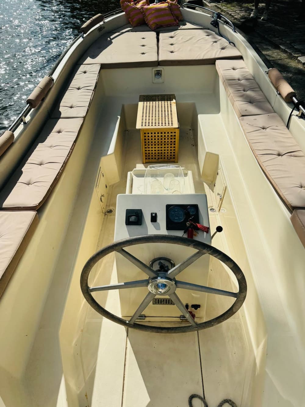 Ontdek Amsterdam-Zuid in een halve dag: uw korte uitstapje met deze Seafury 730.