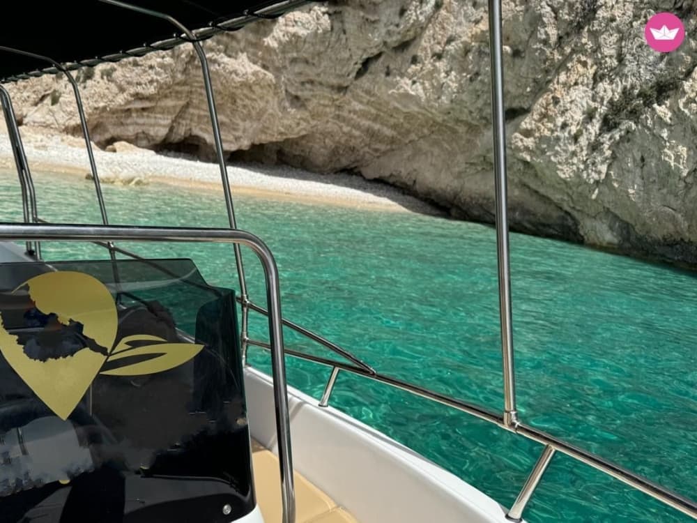Profitez de 9 heures de navigation à moteur pour explorer Zakynthos.