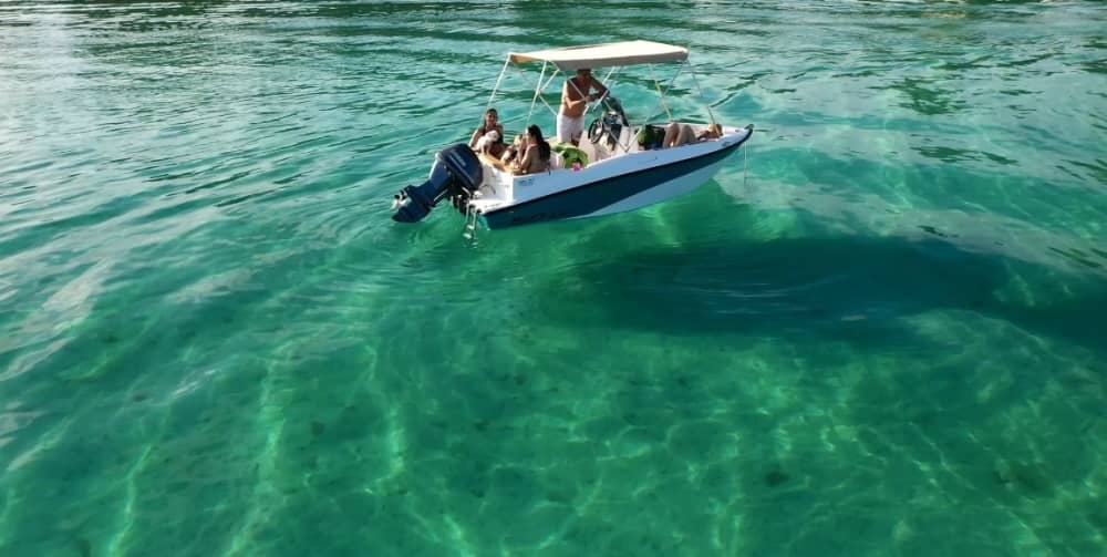 Profitez de 9 heures de navigation à moteur à Vourvourou