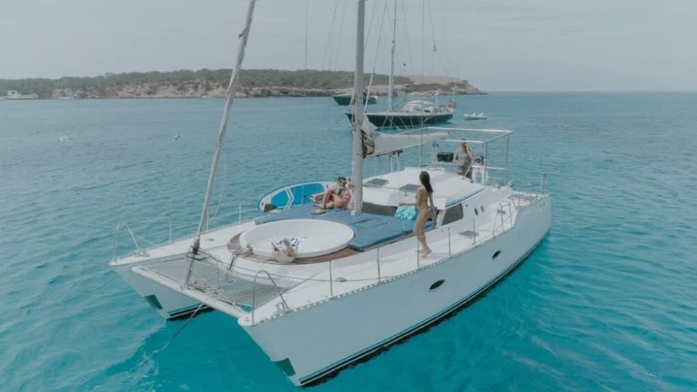 Goditi una giornata in mare a Torrevieja a bordo di un catamarano.