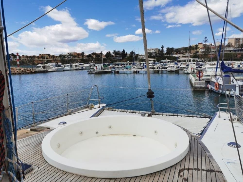 Goditi una giornata in mare a Torrevieja a bordo di un catamarano.