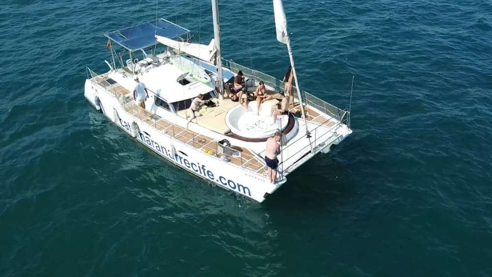 Goditi una giornata in mare a Torrevieja a bordo di un catamarano.