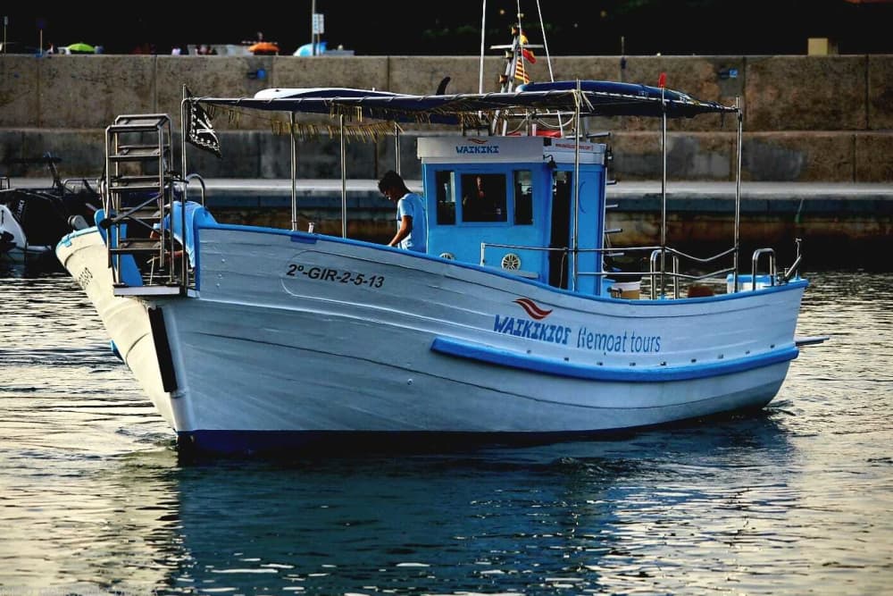 Esplora Platja d'Aro in barca: una giornata intera sull'acqua a bordo di un motoscafo.