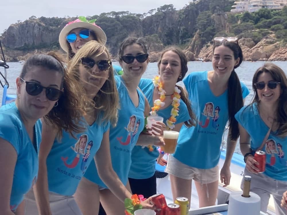 Esplora Platja d'Aro in barca: una giornata intera sull'acqua a bordo di un motoscafo.