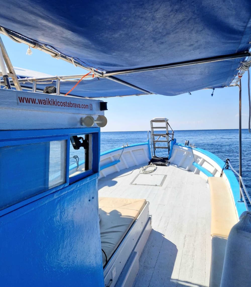Esplora Platja d'Aro in barca: una giornata intera sull'acqua a bordo di un motoscafo.