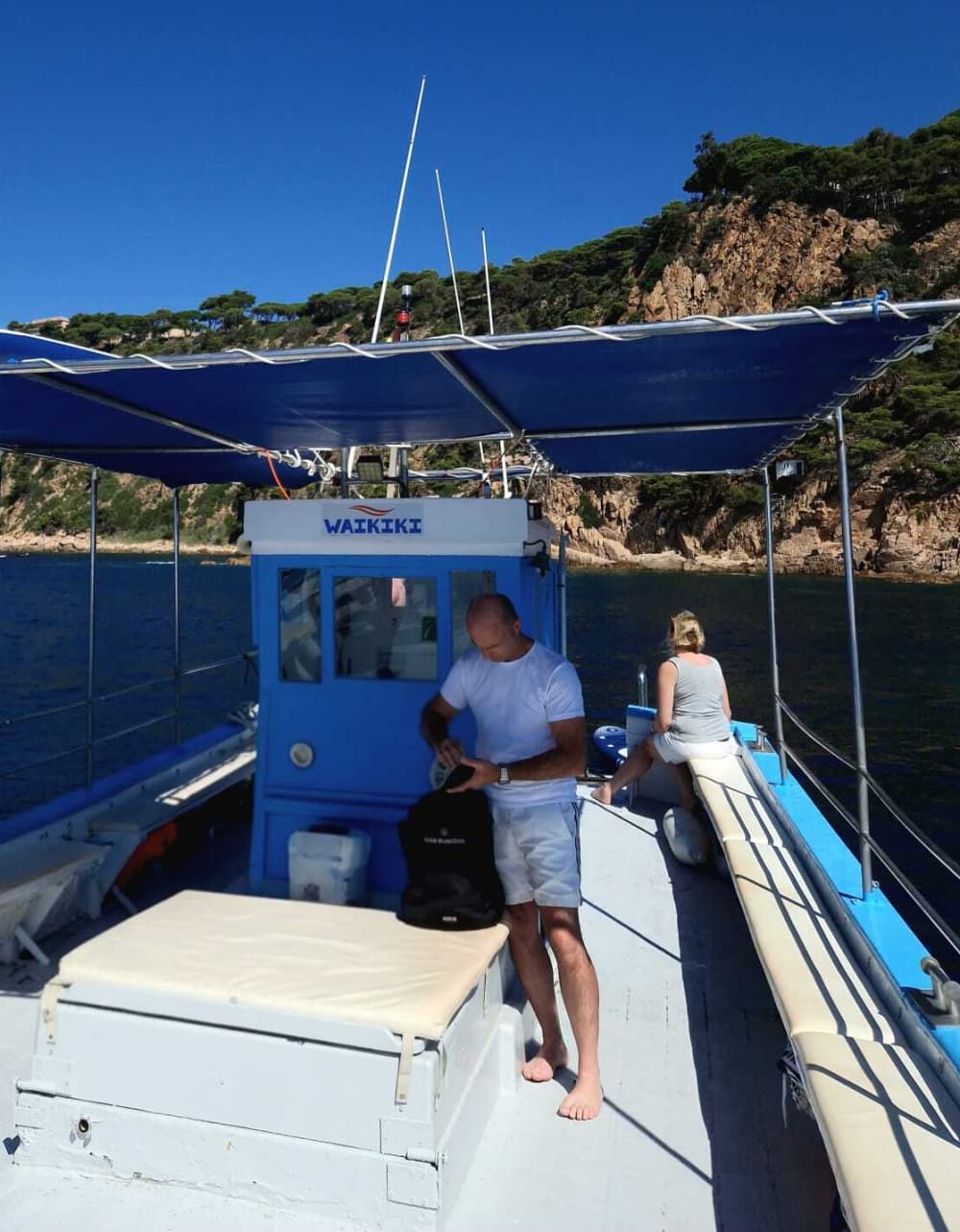 Esplora Platja d'Aro in barca: una giornata intera sull'acqua a bordo di un motoscafo.