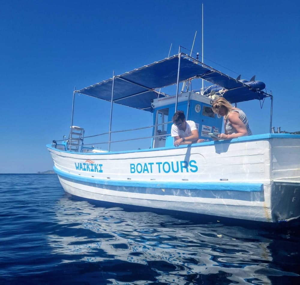 Esplora Platja d'Aro in barca: una giornata intera sull'acqua a bordo di un motoscafo.