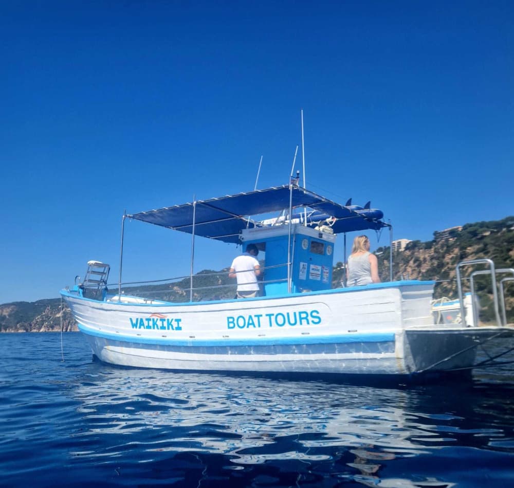 Esplora Platja d'Aro in barca: una giornata intera sull'acqua a bordo di un motoscafo.