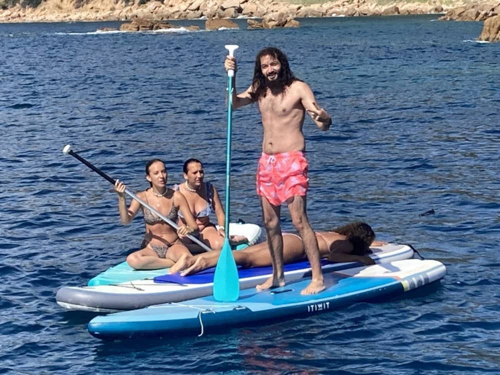 Esplora Platja d'Aro in barca: una giornata intera sull'acqua a bordo di un motoscafo.
