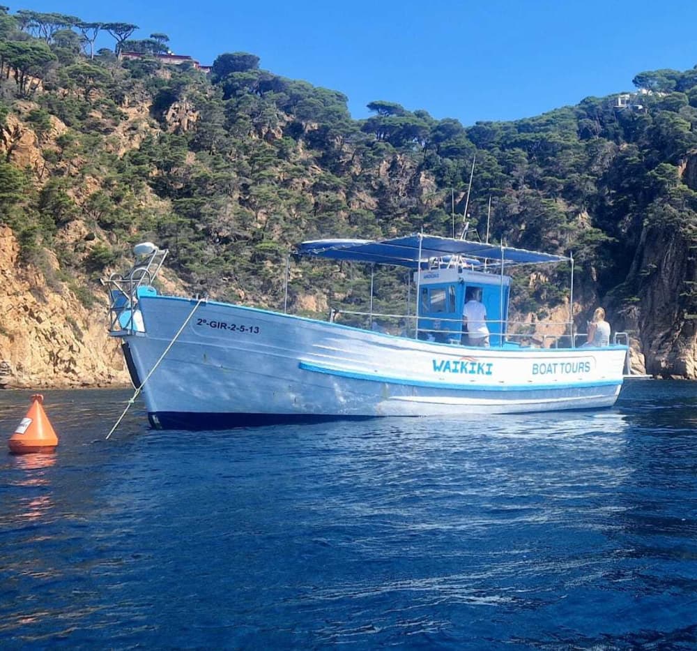 Esplora Platja d'Aro in barca: una giornata intera sull'acqua a bordo di un motoscafo.