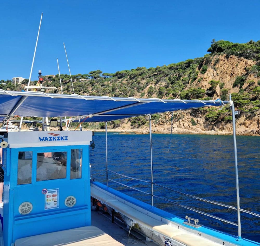 Esplora Platja d'Aro in barca: una giornata intera sull'acqua a bordo di un motoscafo.
