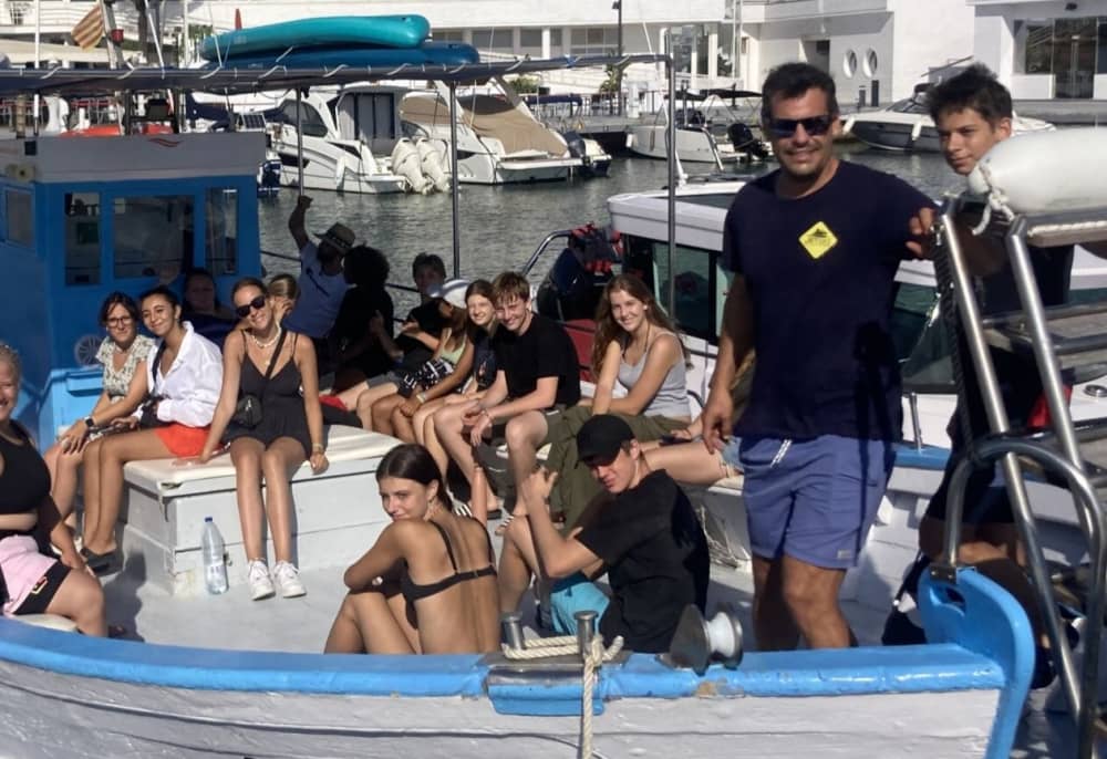 Esplora Platja d'Aro in barca: una giornata intera sull'acqua a bordo di un motoscafo.