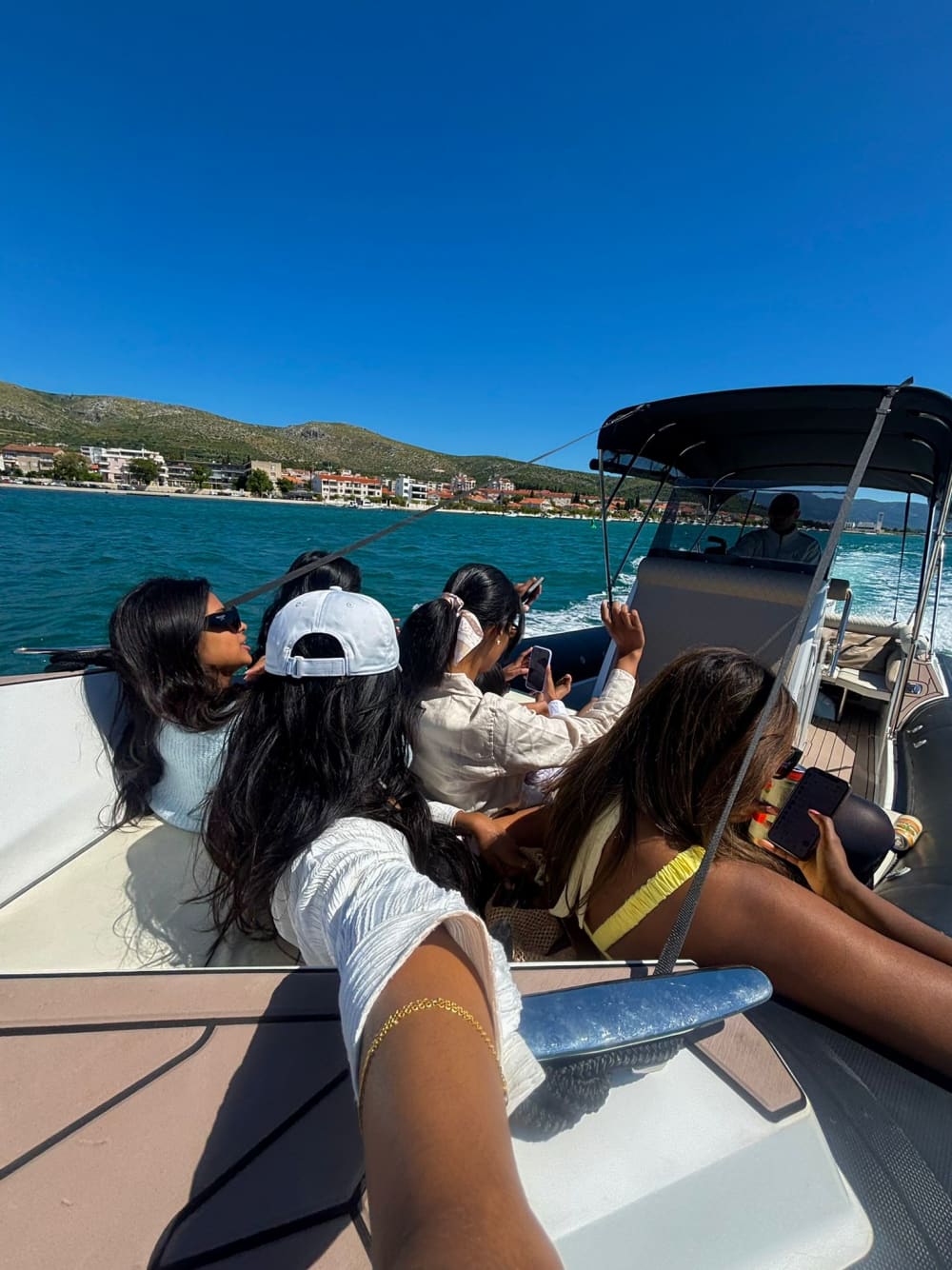 Excursion privée d'une journée au Lagon Bleu, aux îles Solta et Drvenik au départ de Split : baignade, visites et détente