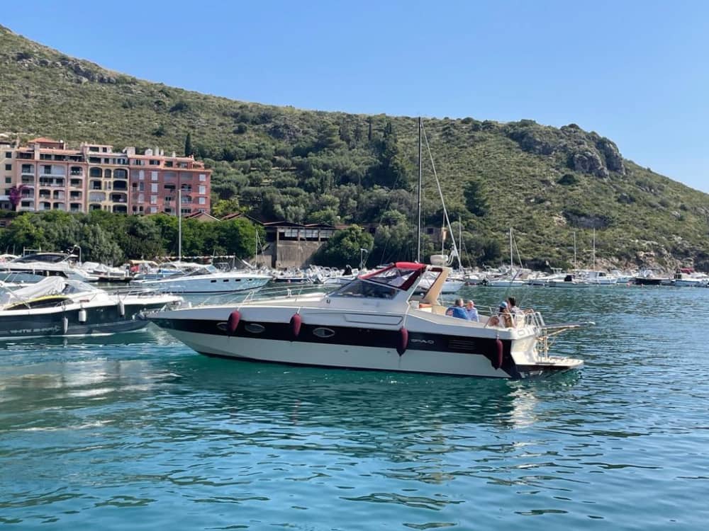 Upptäck Porto Santo Stefano: En heldag i solen på en motorbåt