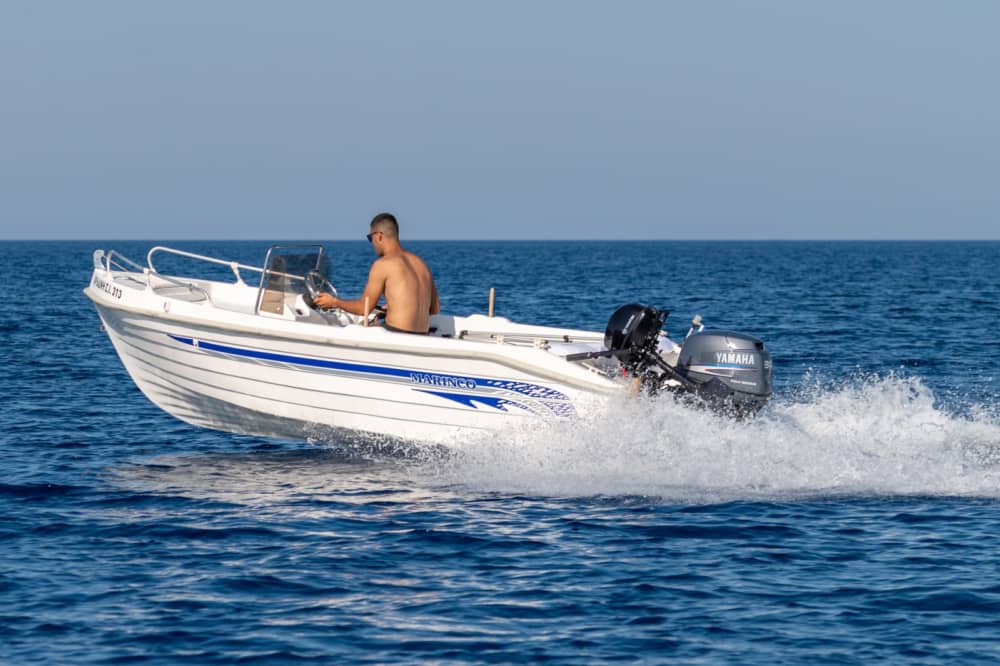 Escapada de medio día: Una experiencia mágica en blanco y azul a bordo de una lancha motora.