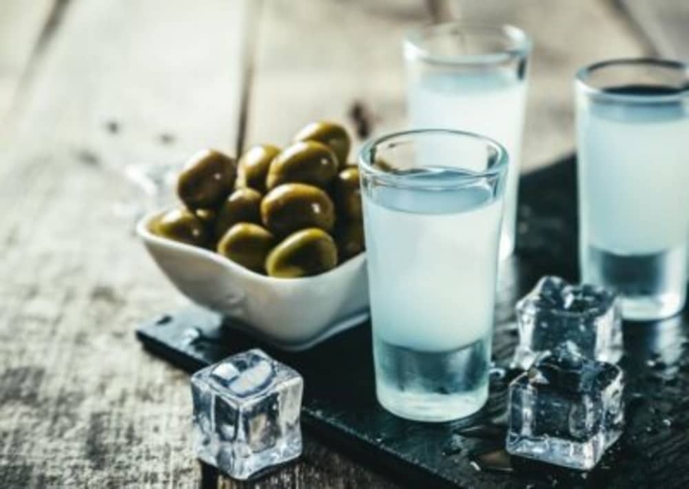 Délices grecs : plateaux de mezzés et boissons à l'ouzo