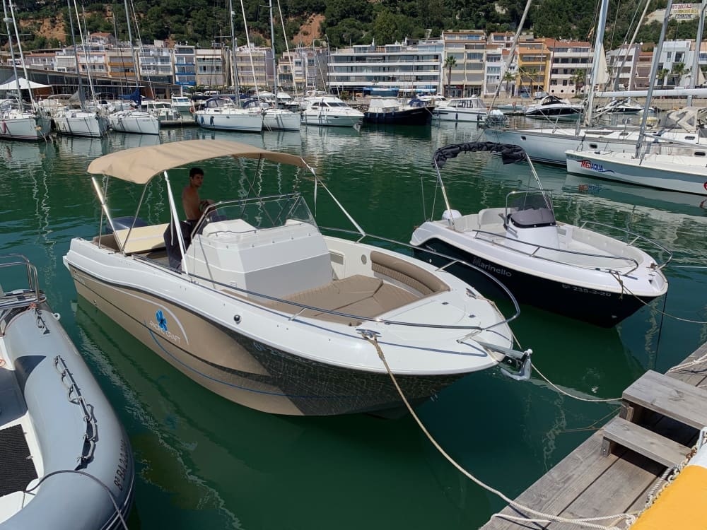 Noleggia una barca a motore per 3 ore e 45 minuti di divertimento.