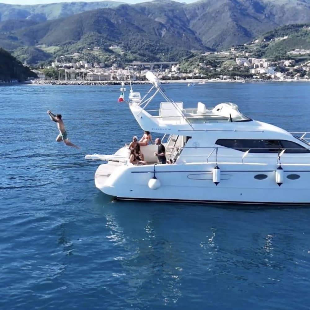 Explora Arenzano en barco: Un día completo en el agua a bordo de una lancha motora.