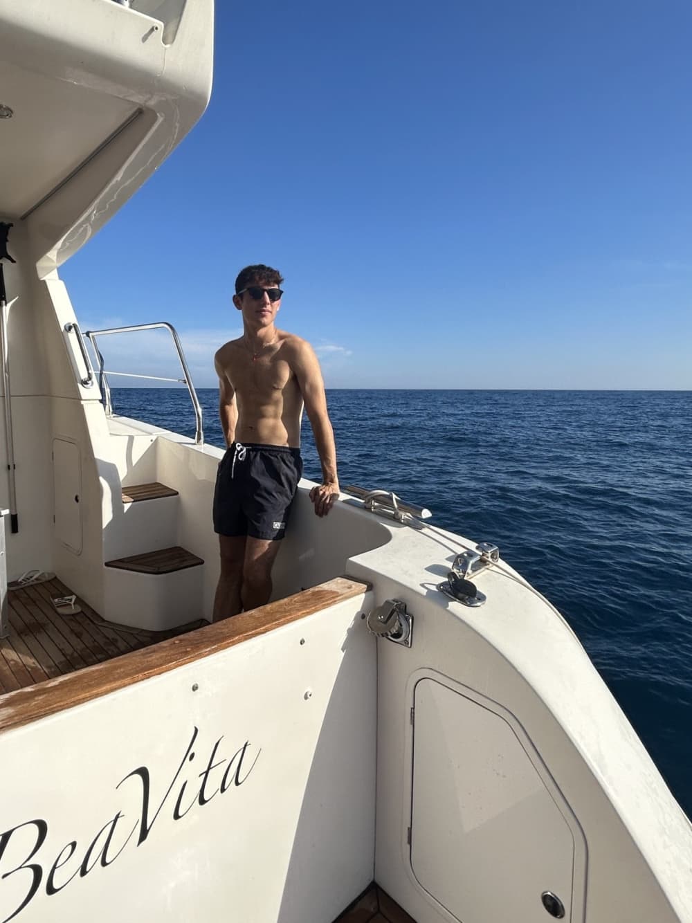 Explora Arenzano en barco: Un día completo en el agua a bordo de una lancha motora.