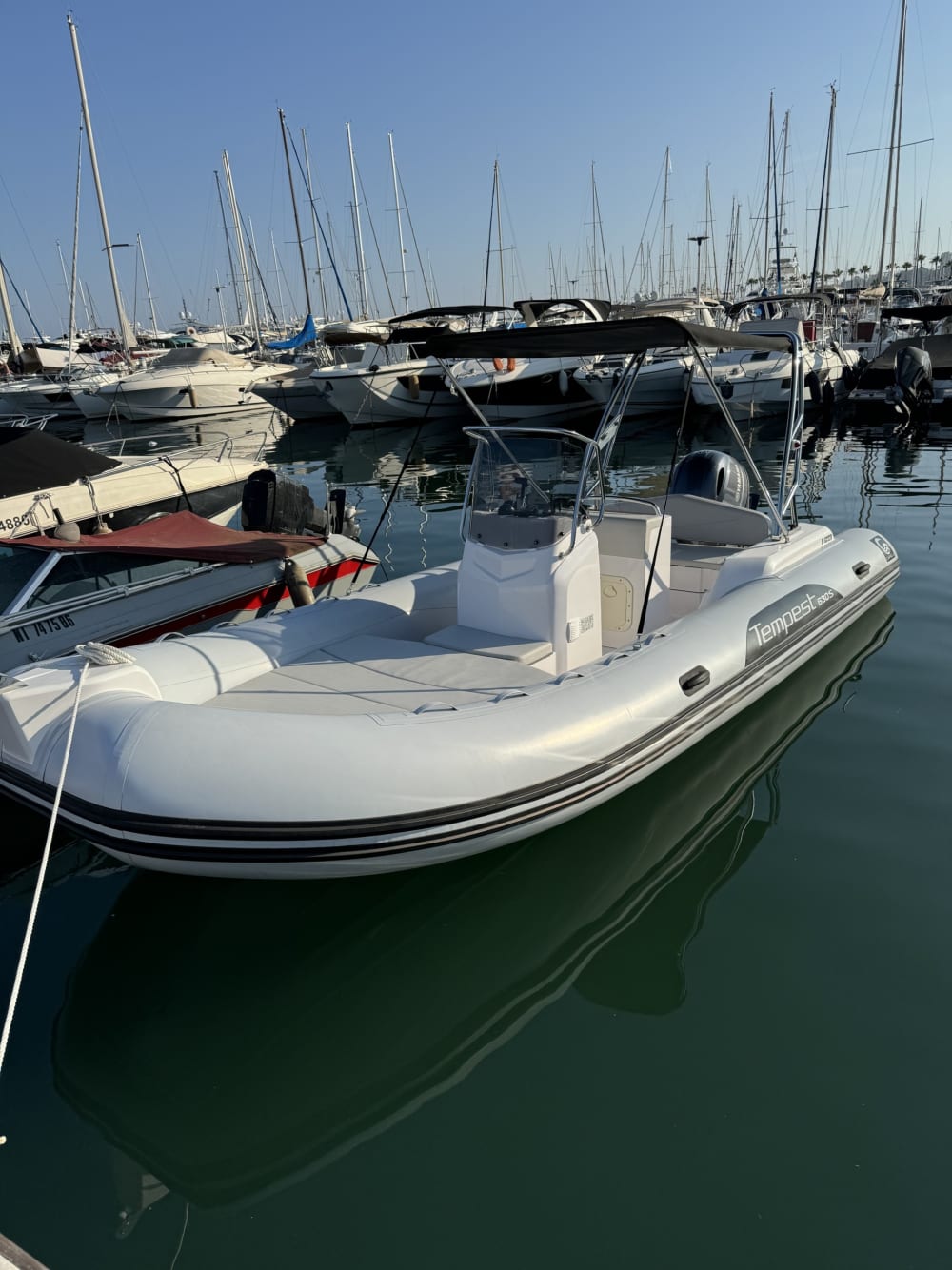 Una giornata nei dintorni di Golfe Juan: goditi 9 ore di esplorazione a bordo di un motoscafo.