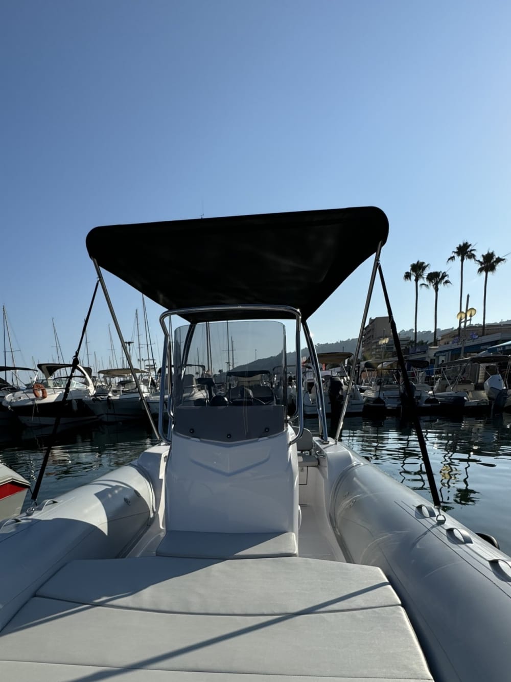 Una giornata nei dintorni di Golfe Juan: goditi 9 ore di esplorazione a bordo di un motoscafo.