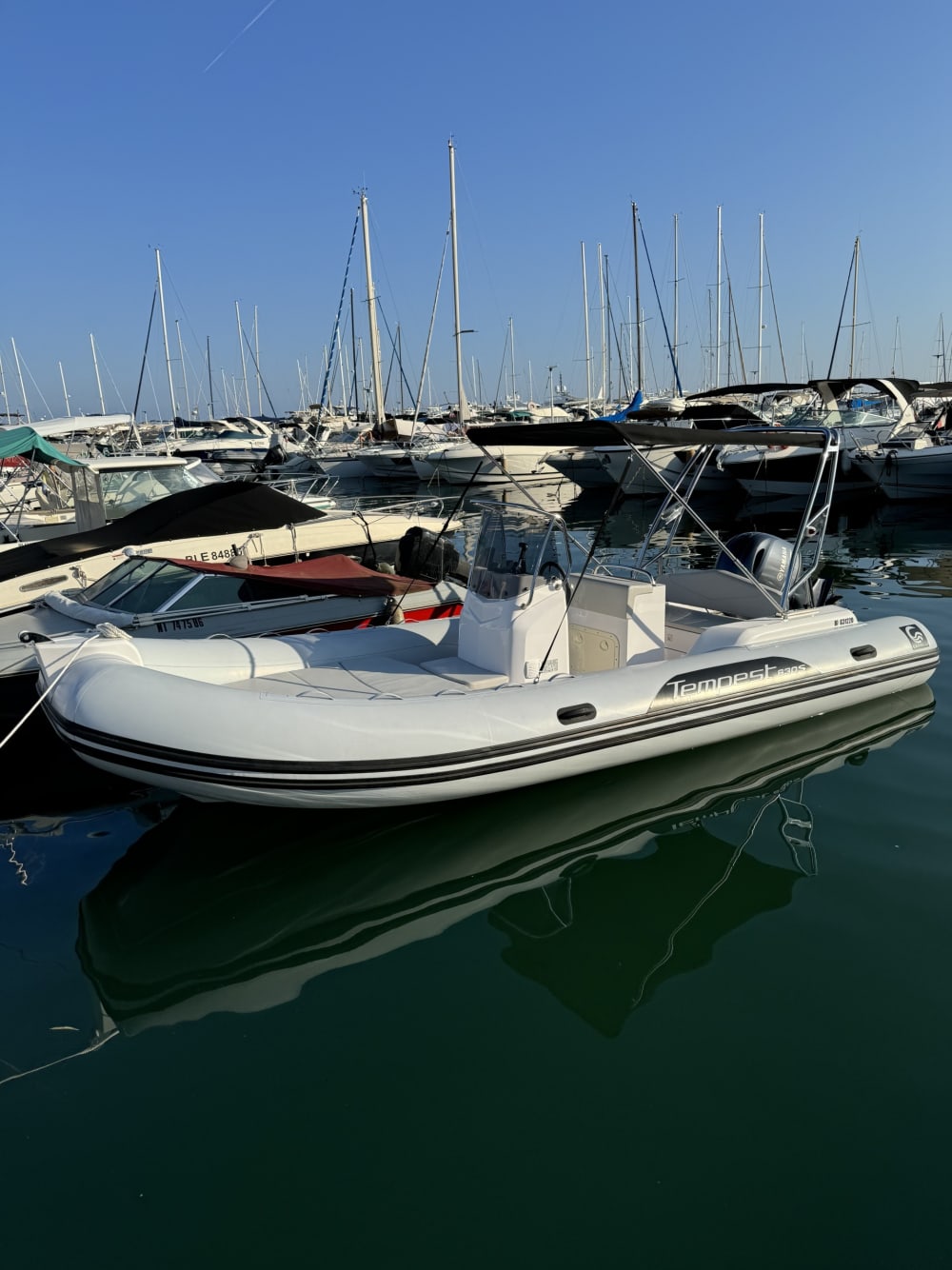 Una giornata nei dintorni di Golfe Juan: goditi 9 ore di esplorazione a bordo di un motoscafo.