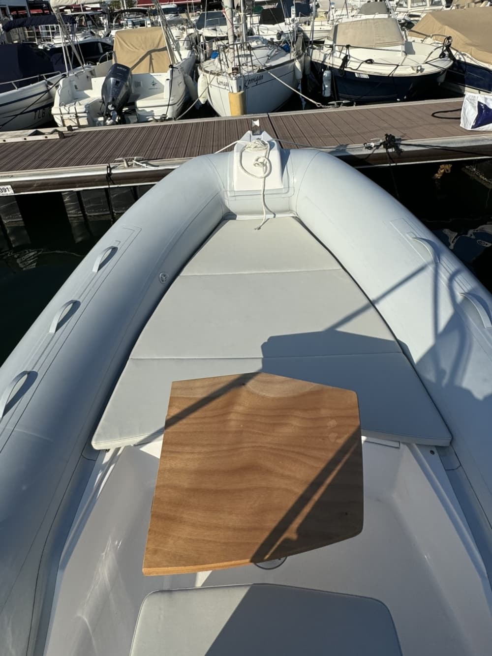 Una giornata nei dintorni di Golfe Juan: goditi 9 ore di esplorazione a bordo di un motoscafo.