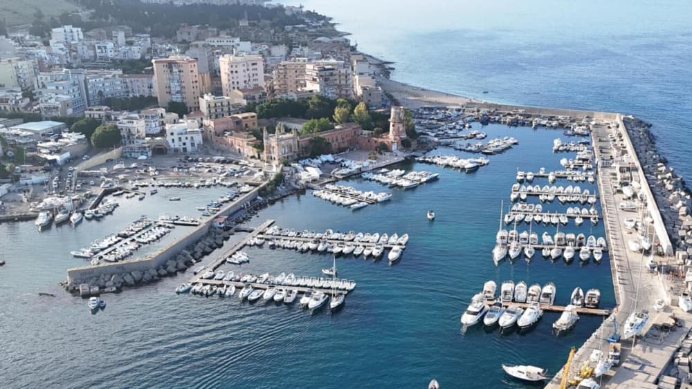 Vivi una giornata indimenticabile con il nostro BLUMAX 19 OPEN, dotato di tutto il necessario per una perfetta giornata in barca!