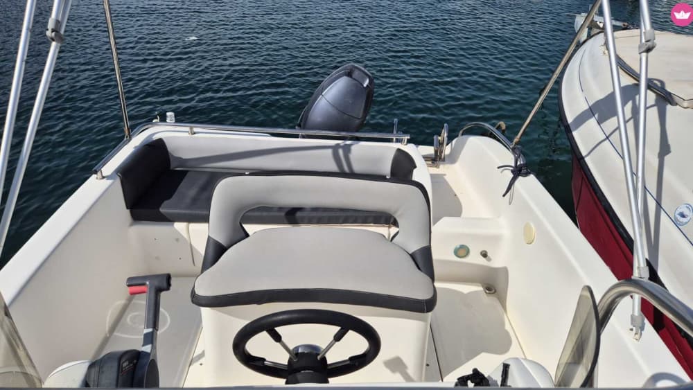 Vivi una giornata indimenticabile con il nostro BLUMAX 19 OPEN, dotato di tutto il necessario per una perfetta giornata in barca!