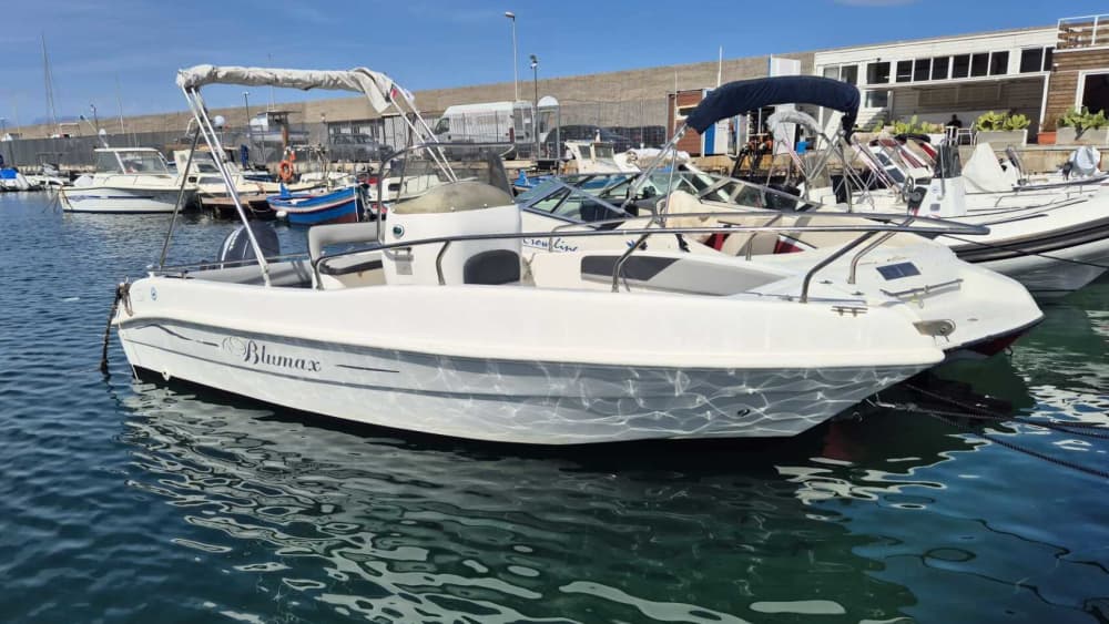 Vivi una giornata indimenticabile con il nostro BLUMAX 19 OPEN, dotato di tutto il necessario per una perfetta giornata in barca!