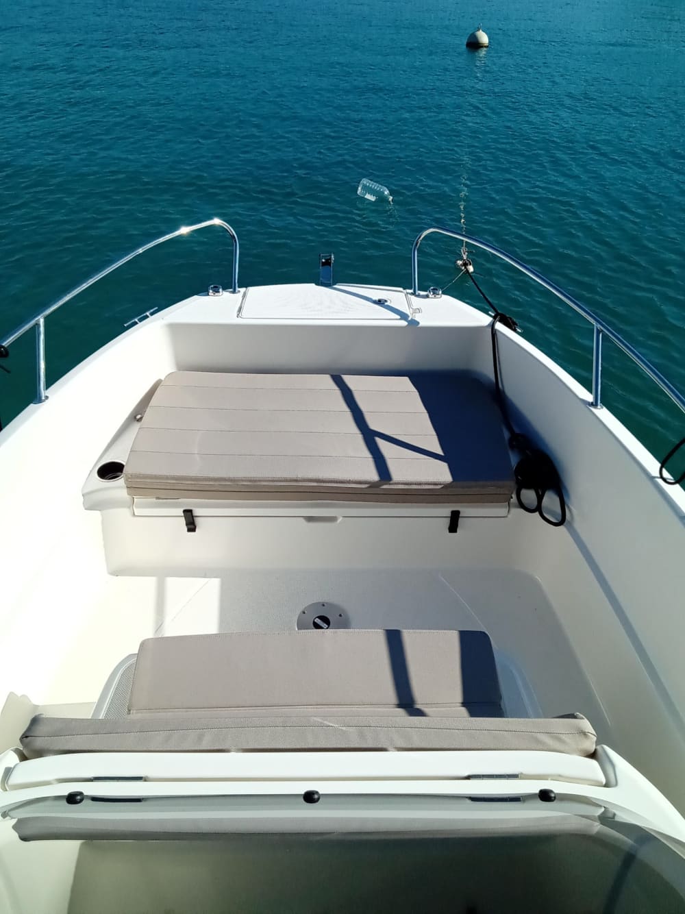 Tu día en Klek: Alquila una lancha motora para 8 horas de descubrimiento.