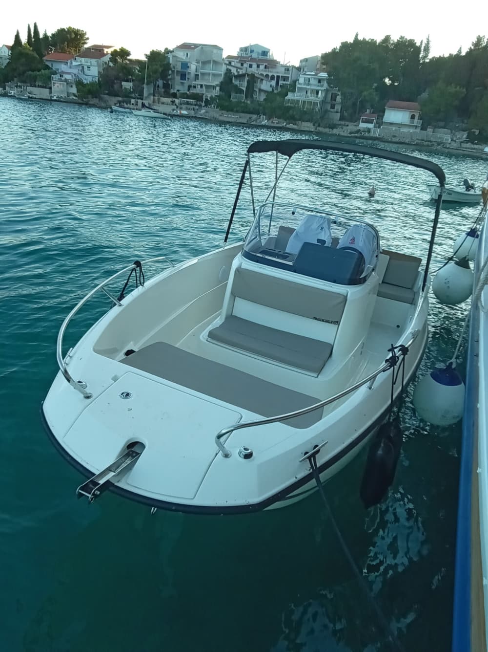 Tu día en Klek: Alquila una lancha motora para 8 horas de descubrimiento.