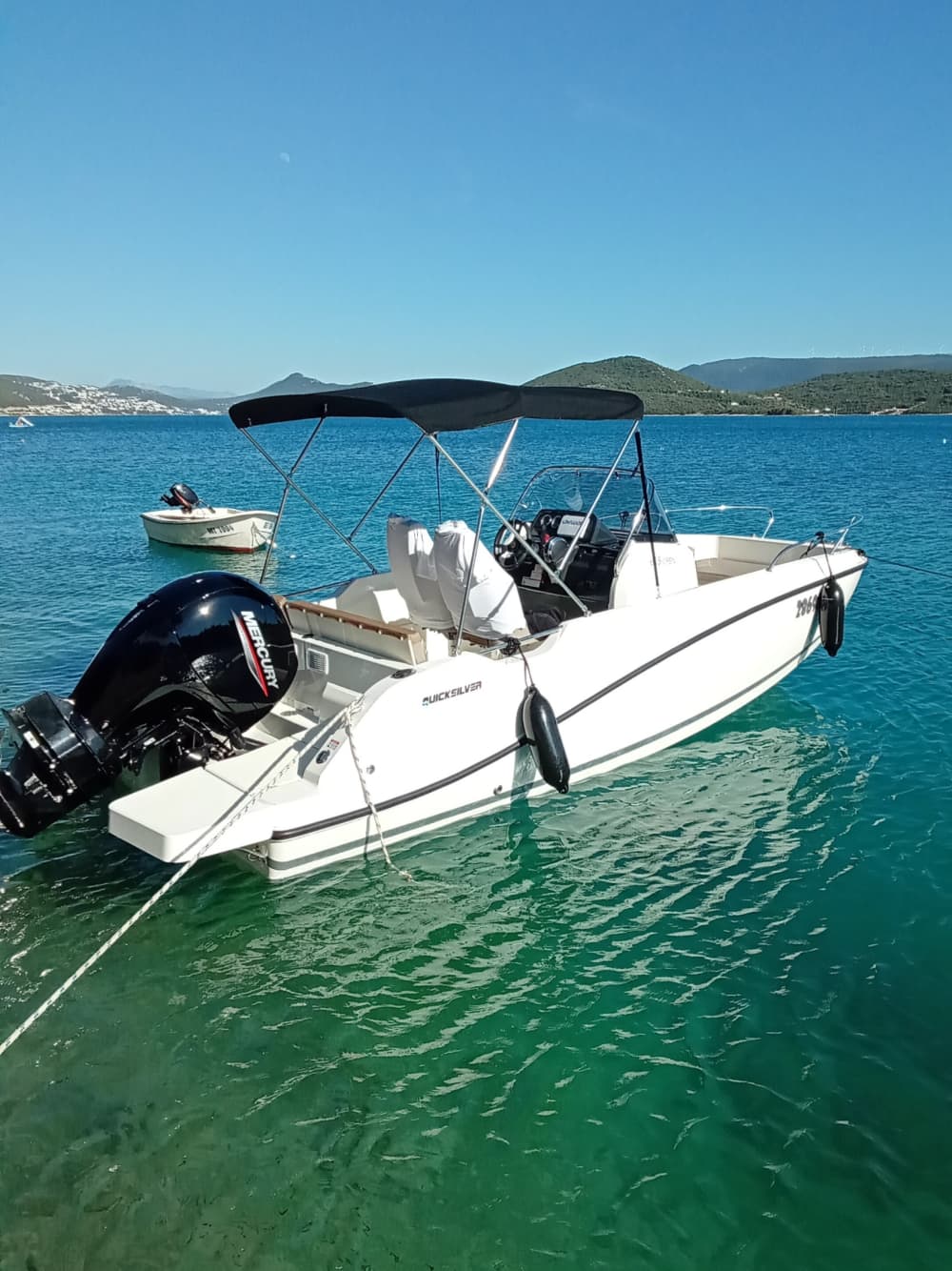 Tu día en Klek: Alquila una lancha motora para 8 horas de descubrimiento.