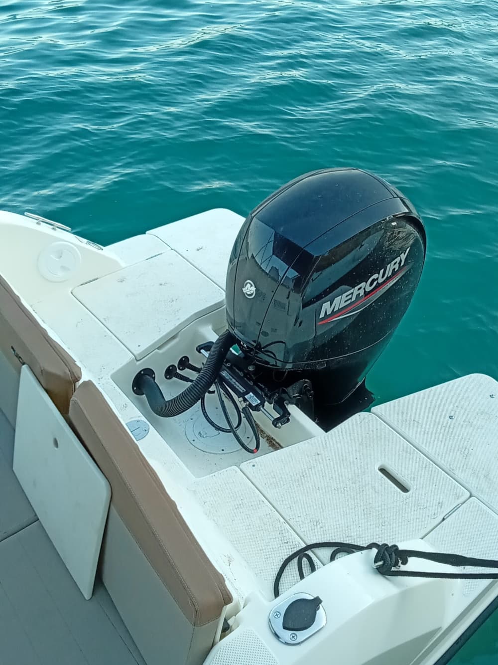 Tu día en Klek: Alquila una lancha motora para 8 horas de descubrimiento.