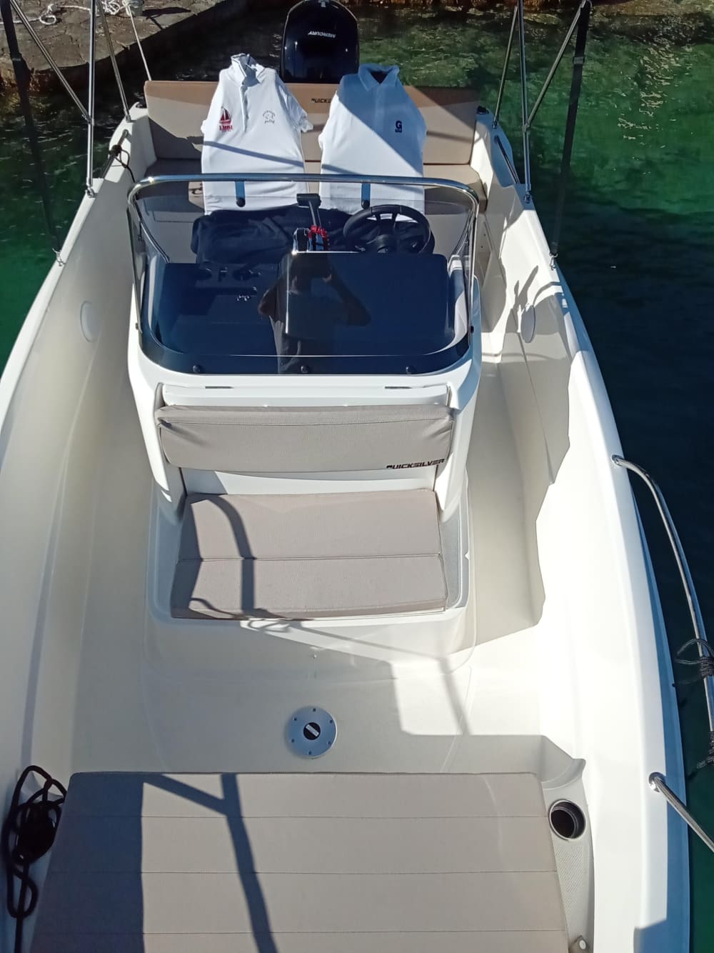 Tu día en Klek: Alquila una lancha motora para 8 horas de descubrimiento.