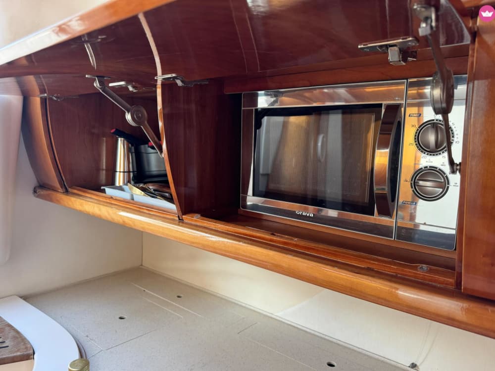 Crea ricordi indelebili con la famiglia e gli amici trascorrendo una giornata indimenticabile a bordo del nostro Prinz 33 Open!