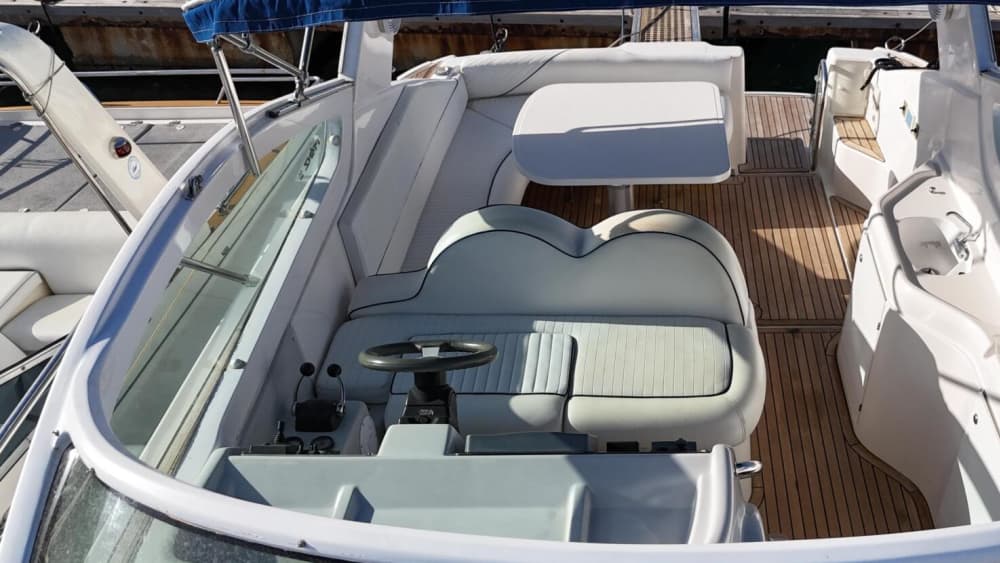 Crea ricordi indelebili con la famiglia e gli amici trascorrendo una giornata indimenticabile a bordo del nostro Prinz 33 Open!