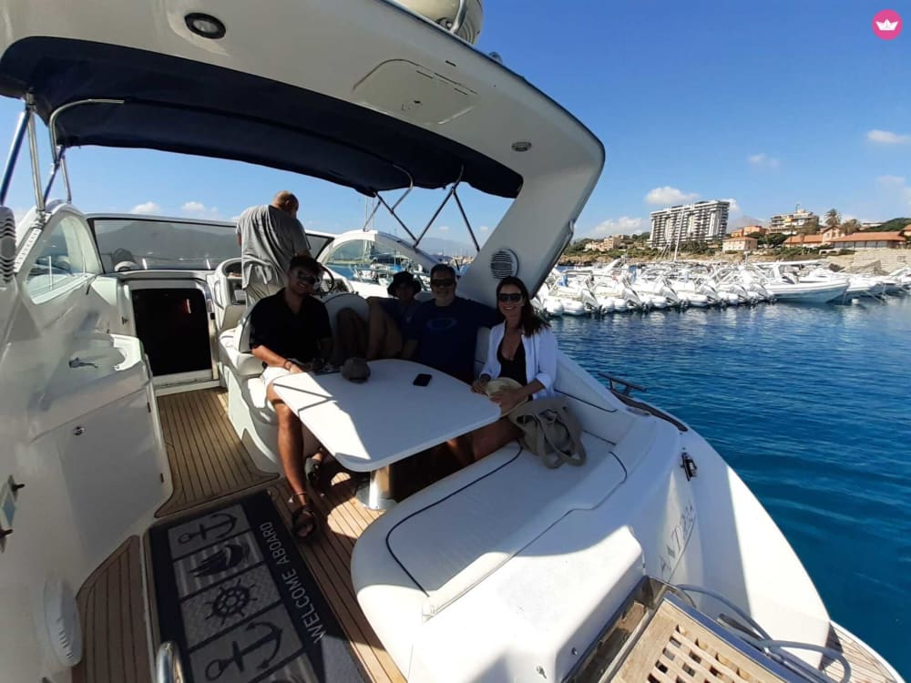 Crea ricordi indelebili con la famiglia e gli amici trascorrendo una giornata indimenticabile a bordo del nostro Prinz 33 Open!