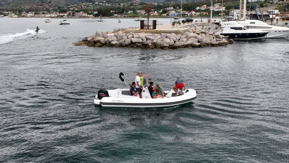 Vivi una giornata indimenticabile con il nostro MaxiRib 5.85 Almarine, dotato di tutto il necessario per una perfetta giornata in barca!