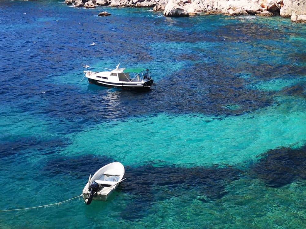 Highlights von Hvar: Private Bootstour zu den Pakleni-Inseln und den Roten Felsen