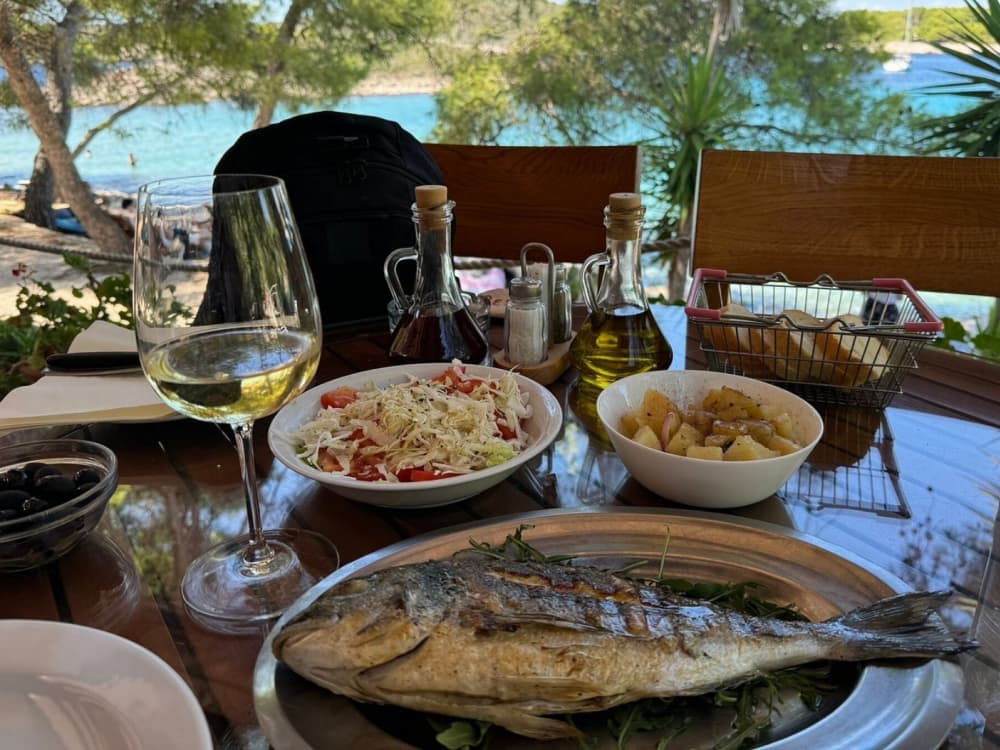 Highlights von Hvar: Private Bootstour zu den Pakleni-Inseln und den Roten Felsen