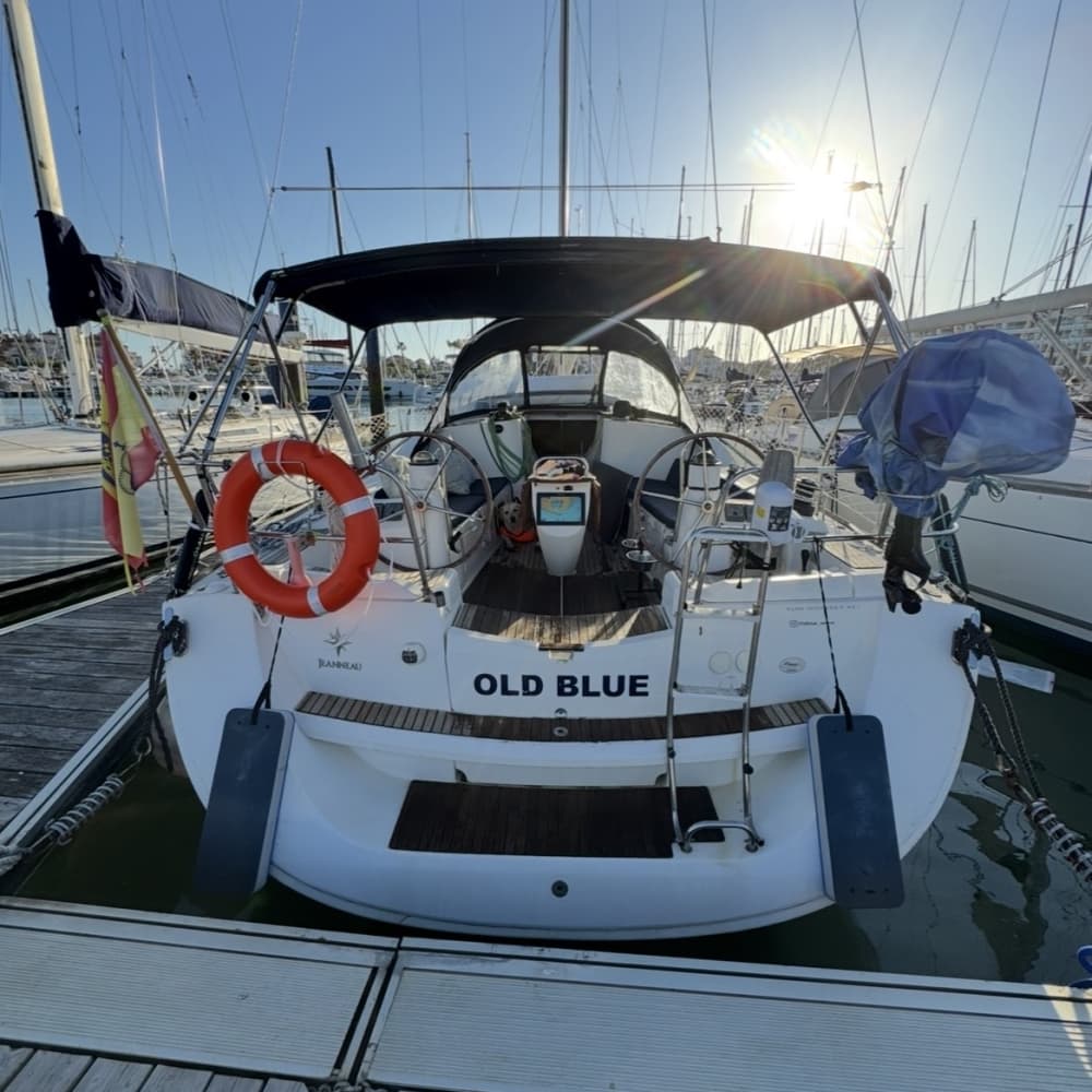 Goditi una giornata in mare a Puerto Sherry a bordo di una barca a vela.
