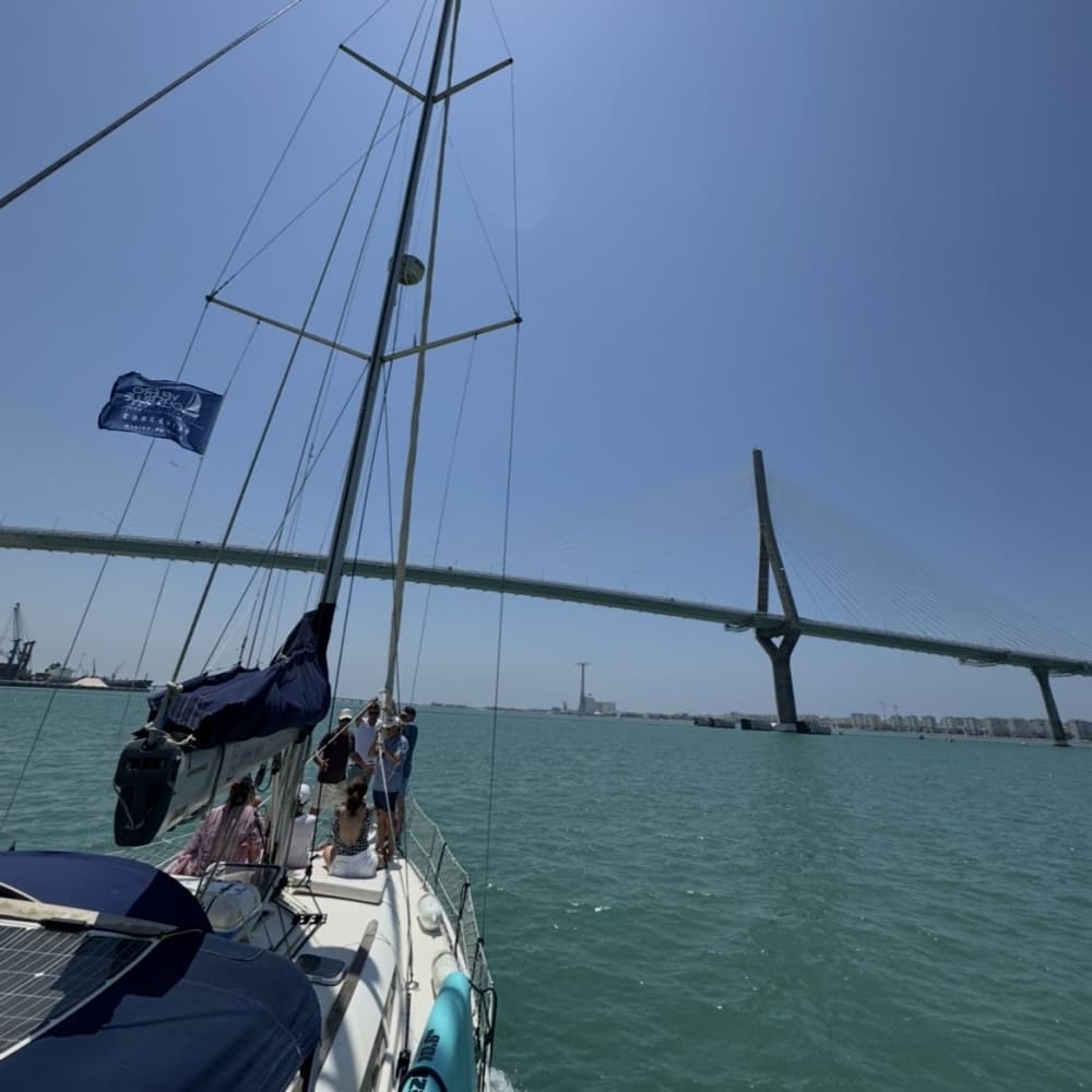 Goditi una giornata in mare a Puerto Sherry a bordo di una barca a vela.