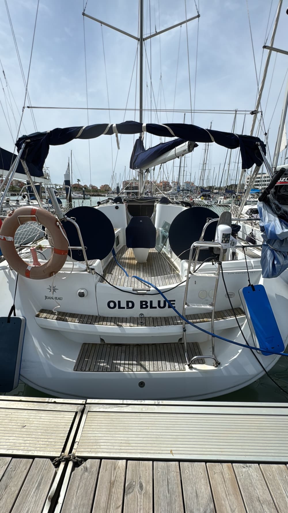 Disfrute de un día en el mar en Puerto Sherry a bordo de un velero.