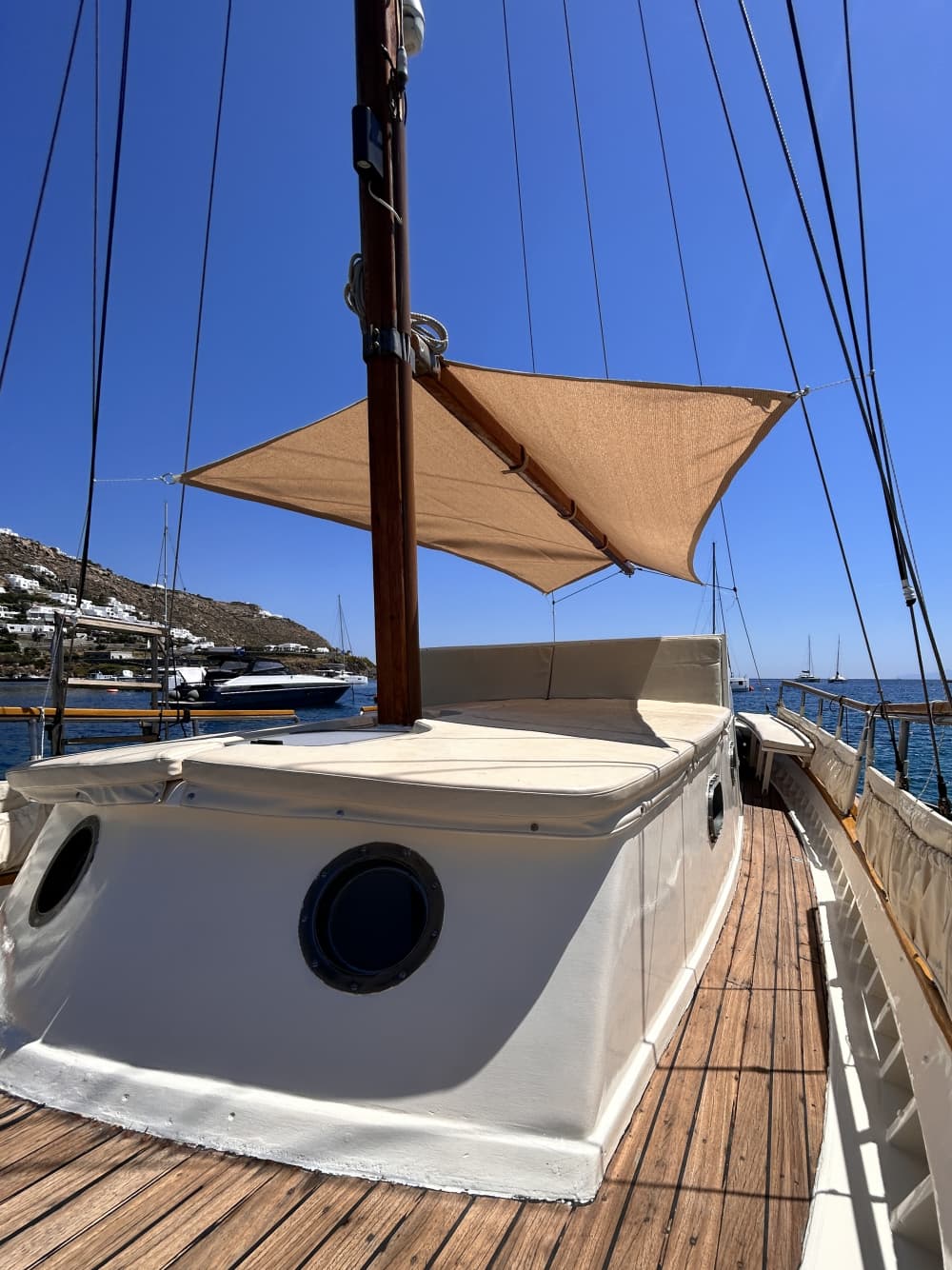 Een dagcruise naar Delos en Rhenia op een traditionele boot.