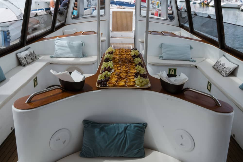 Profitez de chaque instant : une journée ensoleillée autour de Lisbonne en bateau à moteur