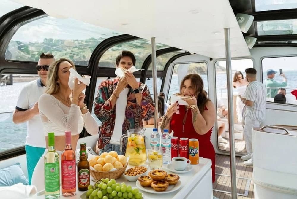 Profitez de chaque instant : une journée ensoleillée autour de Lisbonne en bateau à moteur