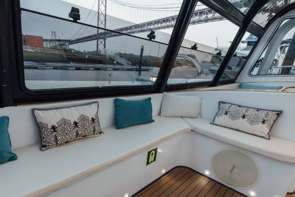 Profitez de chaque instant : une journée ensoleillée autour de Lisbonne en bateau à moteur